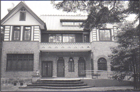 庭から建物南面（現在）を望む（三鷹市山本有三記念館）
