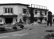 引っ越し前日(昭和37年3月30日)北区にある移転先(旧陸軍兵器補給廠(しょう))を訪れ,机や棚などの配置を確認。01