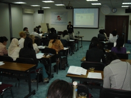 日本語教育セミナーの講演に耳を傾ける参加者