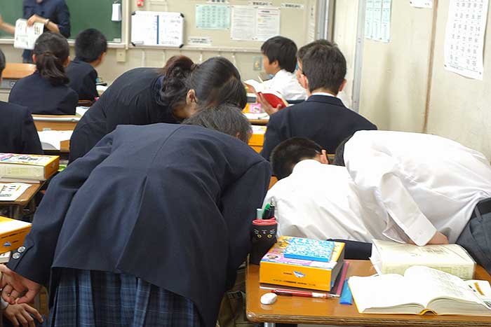 広辞苑を持ってきた男子生徒の机のまわりに集まる生徒の写真