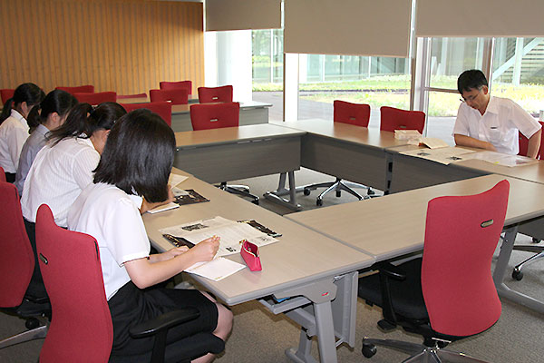 資料を見ながら質問をする宮城野高等学校の生徒さん