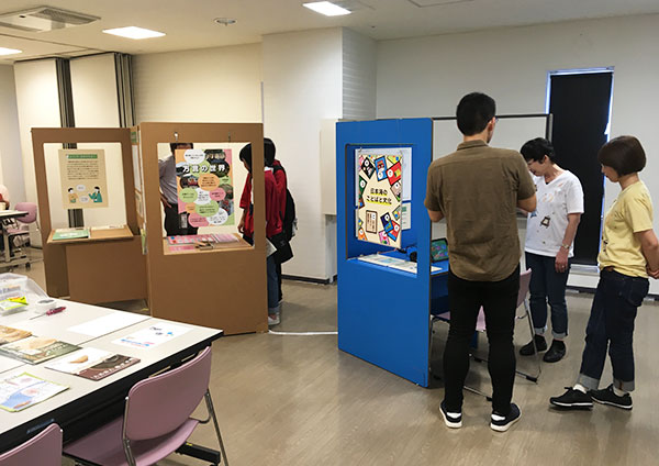 モバイルミュージアムを見る人