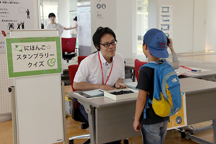 受付の様子（スタンプラリー用紙をもらう）