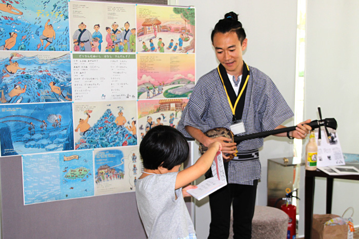 三線を弾く山田真寛先生