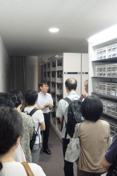 メディア保管庫の資料を説明する高田智和 准教授
