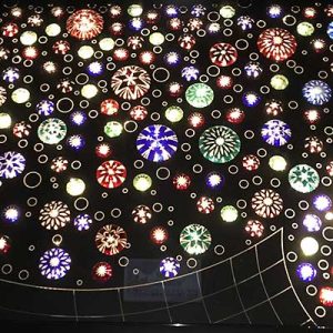 黒の背景に浮かぶ切子細工のイルミネーション