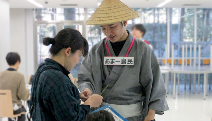 質問に答える新永悠人先生