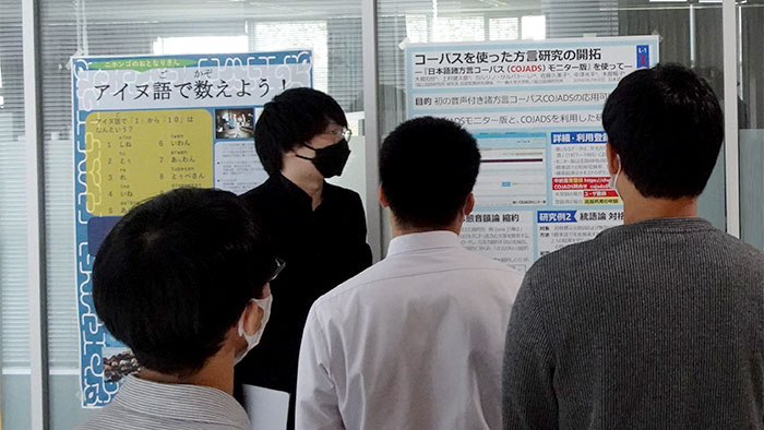 研究ポスターの説明をする岩崎拓也特任助教