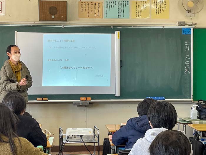 国分寺第三小学校第6学年の教室で講義を行う山田真寛准教授