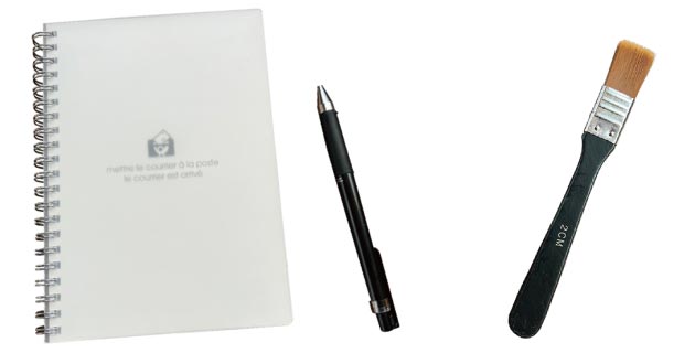 ノートと筆記用具、はけ