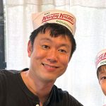 南浦涼介（ドーナッツ会社の帽子をかぶっており、隣に同じ帽子をかぶったお子さんが写っている写真）