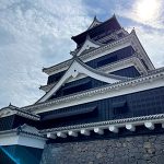 下から見上げた熊本城の写真。空には鱗雲と太陽が写っている