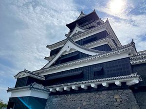 下から見上げた熊本城の写真。空には鱗雲と太陽が写っている