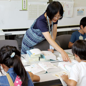 こども達に辞書引きワークショップを行う柏野和佳子准教授