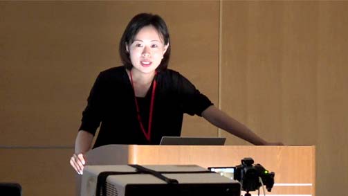 講演中の横山晶子特任助教