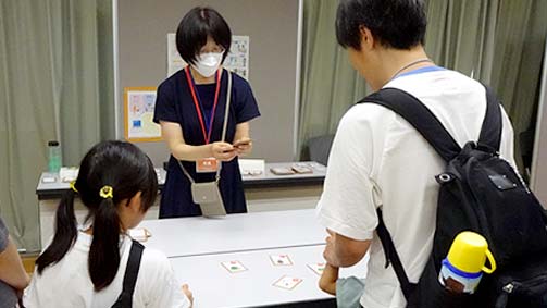 辞書かるたを読み上げる柏野和佳子准教授の写真