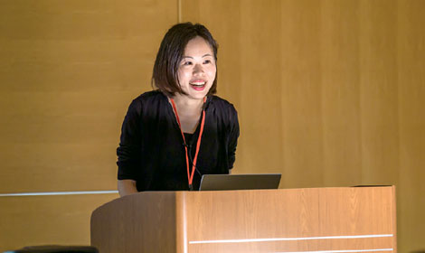 講演をする横山晶子特任助教