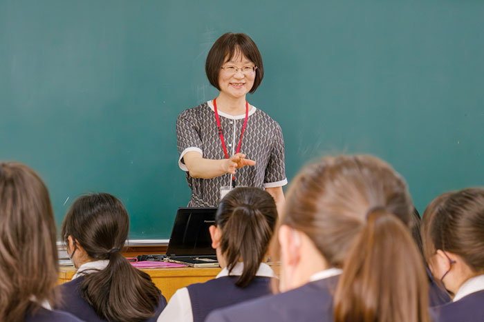 にこやかに授業を始めていく柏野教授と集中して聞いている生徒の皆さんの写真