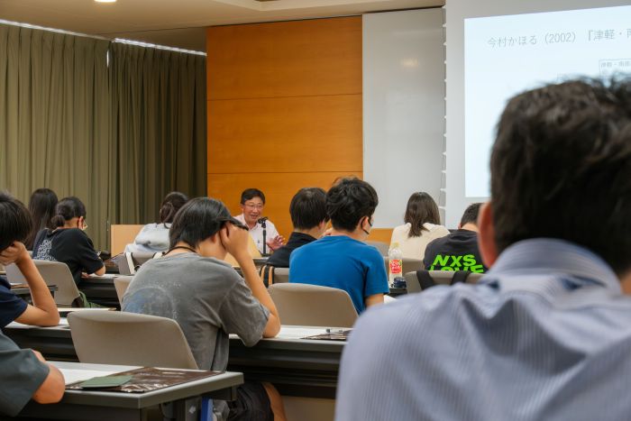 大西拓一郎教授が「東北の方言」をテーマに講義。メモをとりながら、熱心に講義を聞く生徒の皆さん。