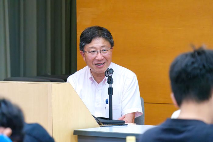 にこやかに講義をする大西教授