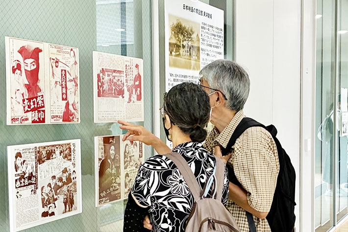 映画の展示を見る参加者