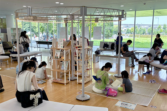 図書コーナーを楽しむ参加者