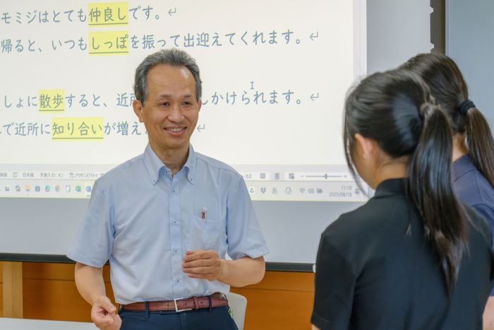 「マママ語」のルールを説明する松下教授