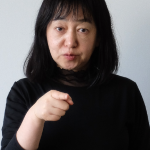 「二人称」の手話をしている人の写真