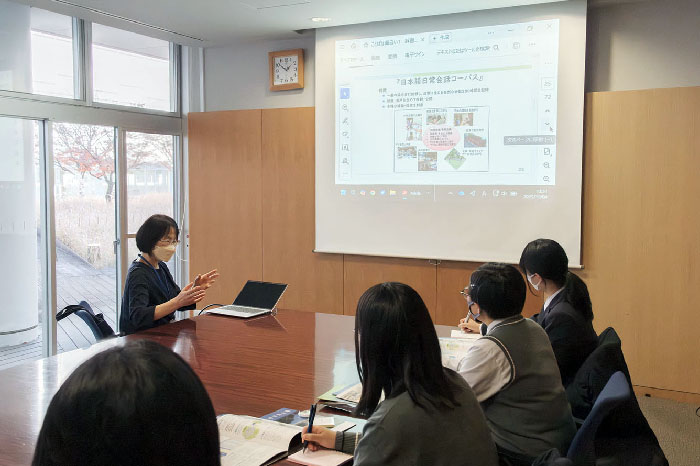 4名を前にミニ講義をする柏野和佳子教授。プロジェクターには資料が写っている