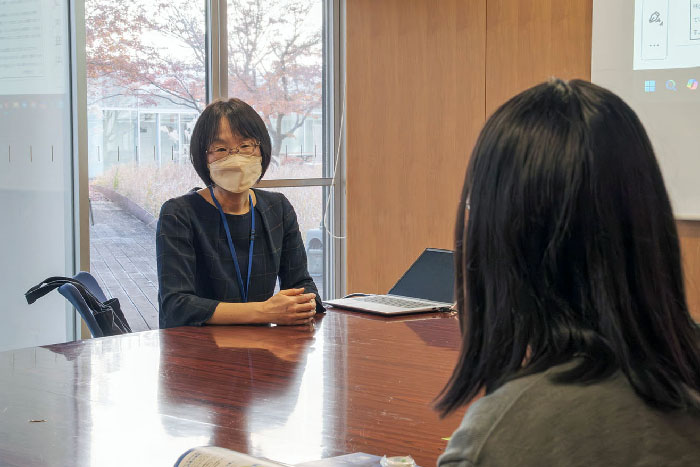 生徒を前ににこやかに話をする柏野和佳子教授の写真