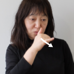 「得意」の手話をしている人の写真