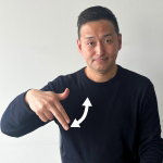 「先生」の手話をしている人の写真