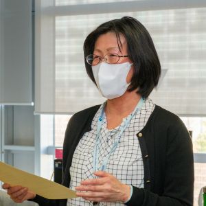 表彰状を受け取る安部美奈子プロジェクト非常勤研究員