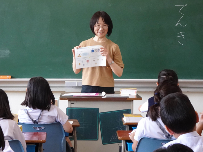 授業をする柏野教授
