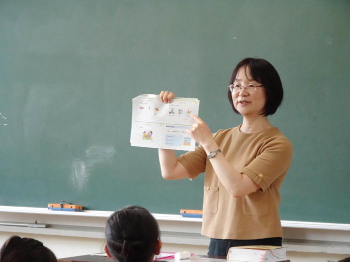 授業をする柏野教授